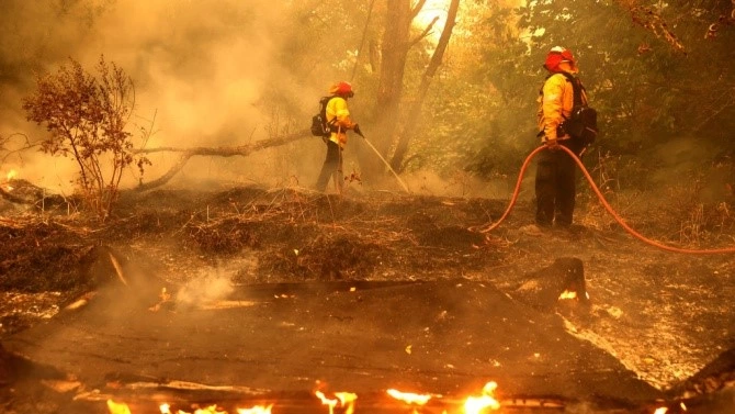 Десетки хора блокирани от горски пожар в Северна Калифорния бяха