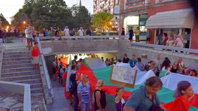На площад Централен в Пловдив започна възстановка на акта на