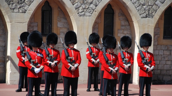 Британски кралски персонал организира нетипичен протест пред Уиндзорския замък