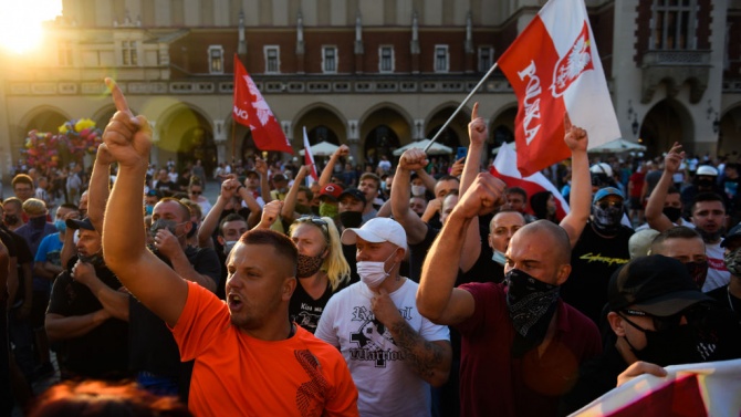 Стотици протестираха във Варшава срещу наложените заради коронавируса ограничения