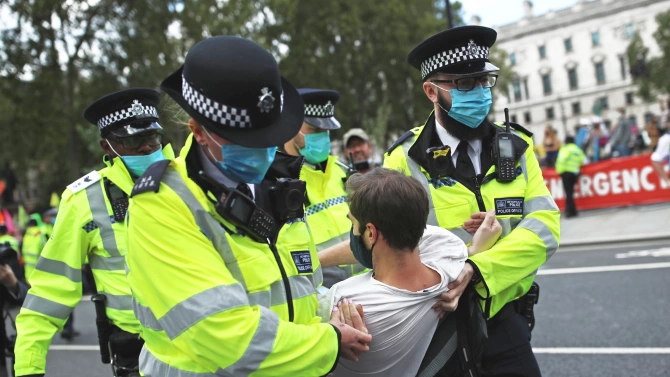 Британската полиция съобщи че 27 годишен мъж е задържан по