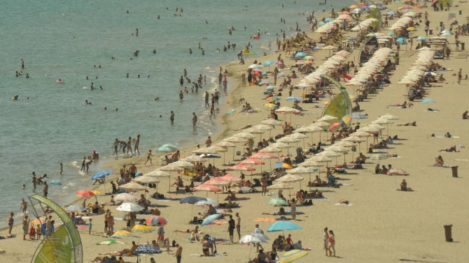 През септември продължава да има голям брой туристи на плажовете