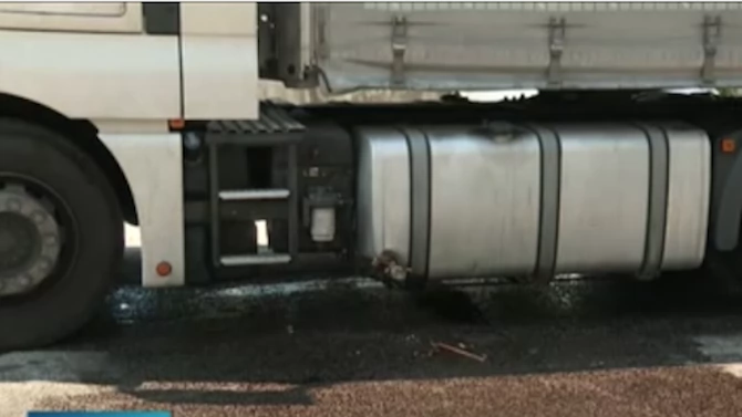 Камион изля над тон гориво в София Инцидентът стана зад