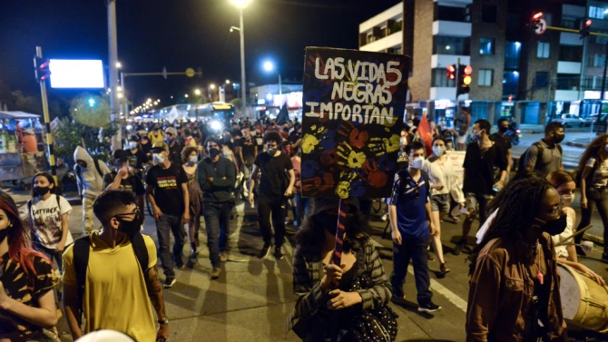 Втора поредна нощ на сблъсъци между демонстранти и полиция имаше