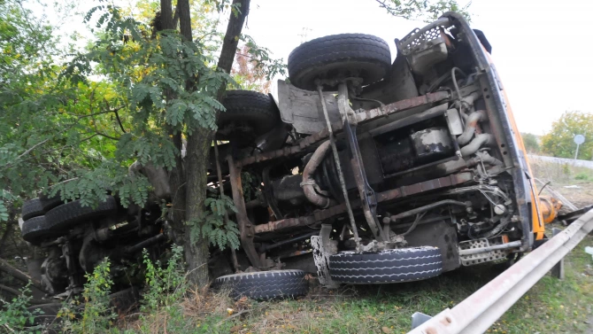 Товарен автомобил помете 7 коли в тежка катастрофа в Айтос