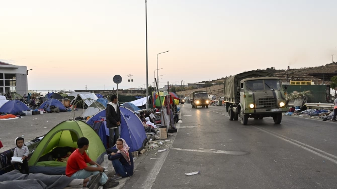 Хиляди мигранти прекараха четвърта нощ на открито на гръцкия остров