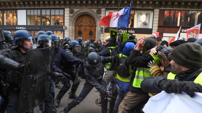 Силите на реда са задържали в Париж 81 души при