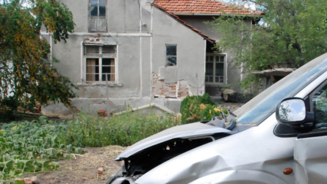 Пиян и без книжка шофьор заби колата си в ограда на къща 