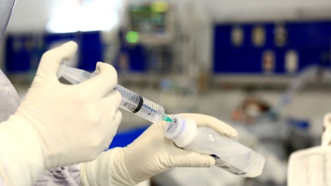 Изпитването на COVID-ваксината на Астра Зенека в Съединени американски щати остава спряно 