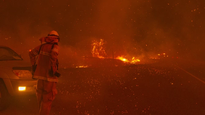 Най малко 33 човека са загинали при горските пожари които