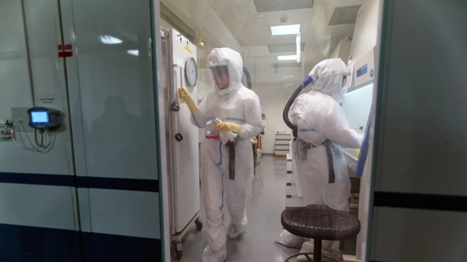 Няколкостотин служители на лаборатории за тестване за коронавируса във Франция