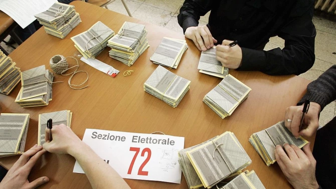 Италианците гласуват днес на референдум за намаляване на броя на