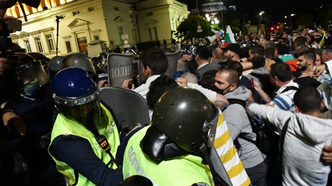 Протестиращи уцелили снощи полицай  с камък по главата