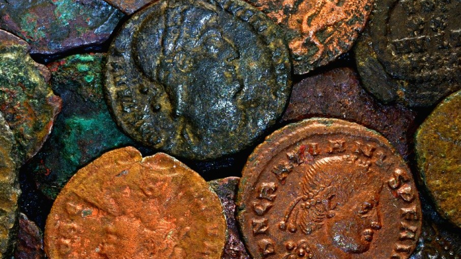 Класьори с монети, 26 торби с антични на вид предмети