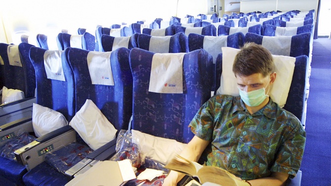 Клиентите на авиокомпаниите искат прозрачни пластмасови бариери в самолетите, за
