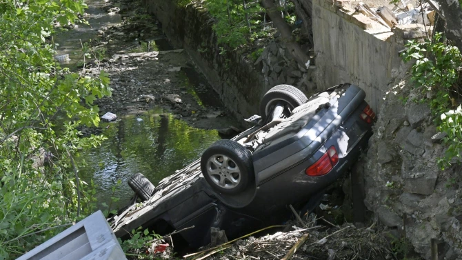Управляван от 41 годишна жена автомобил падна от мост в шуменското