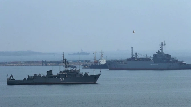 Руски военен кораб се сблъска днес с швейцарски контейнеровоз в
