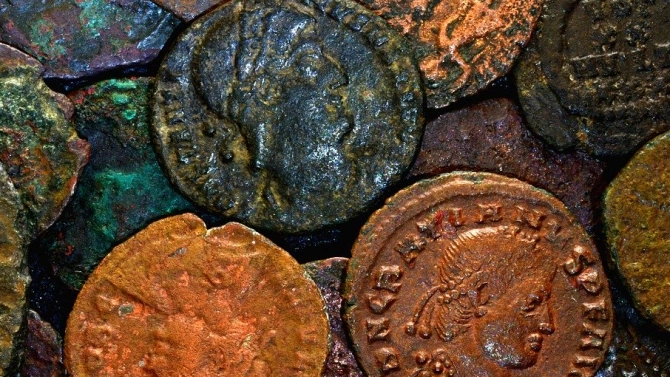 Класьори с монети 26 торби с антични на вид предмети