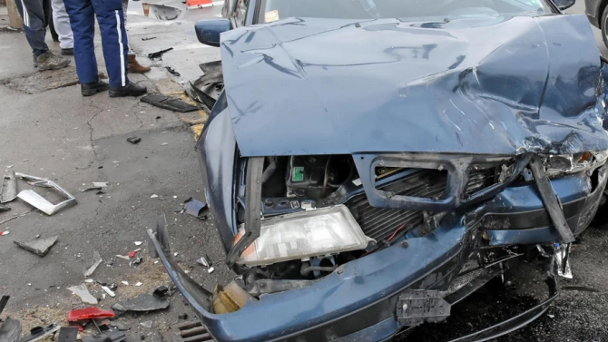 Шофьор на лек автомобил Фолксваген Голф пострада при катастрофа в
