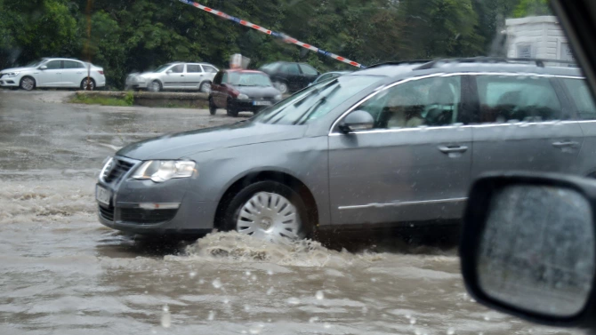 Пороен дъжд се изля над Благоевград в следобедните часове Наводнени