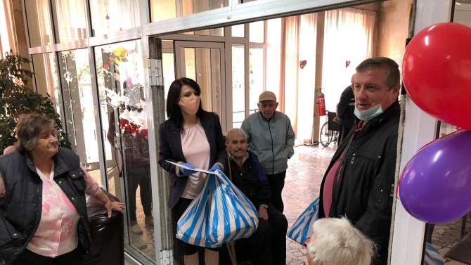 Изненадаха с почерпка възрастните хора в Хасково