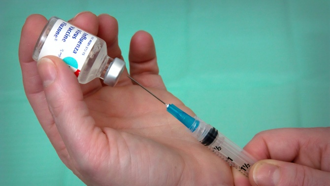  Европейски Съюз стартира обзор на имунизацията против COVID-19 на Оксфордския университет 