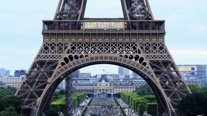  Париж затворя заведения за хранене и питейни заведения от понеделник поради COVID-19? 