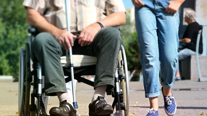 Месечна финансова подкрепа за хората с увреждания да се отпуска