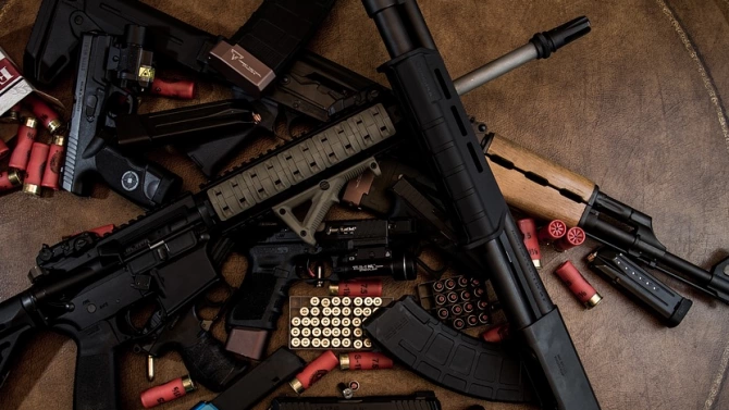 Голямо количество незаконно притежавано огнестрелно оръжие и боеприпаси иззеха полицаи