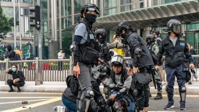 Полицията в Хонконг задържа 62 души за участие в непозволена