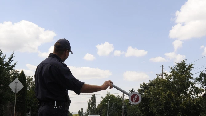 Радомирски полицаи задържаха мъж управлявал автомобил с чужди номера и