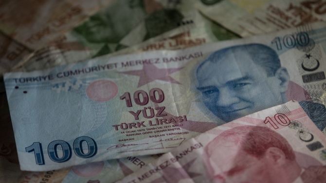 Турската лира отбеляза днес спад до 7,89 лири за един