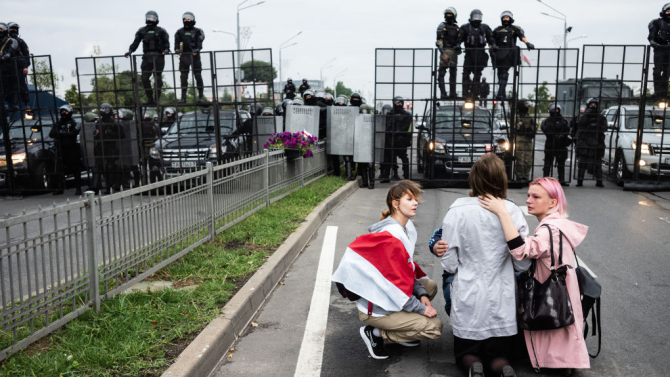 Сблъсъци между протестиращи и полицаи в Минск