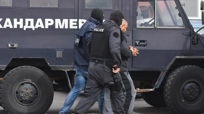Изведоха арестуван при полицейската акция в столичния квартал Враждебна Кварталът
