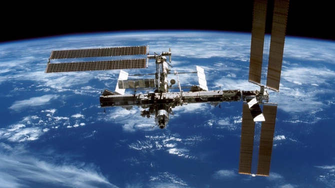 Екипажът на Международната космическа станция МКС пристъпи към скачването с