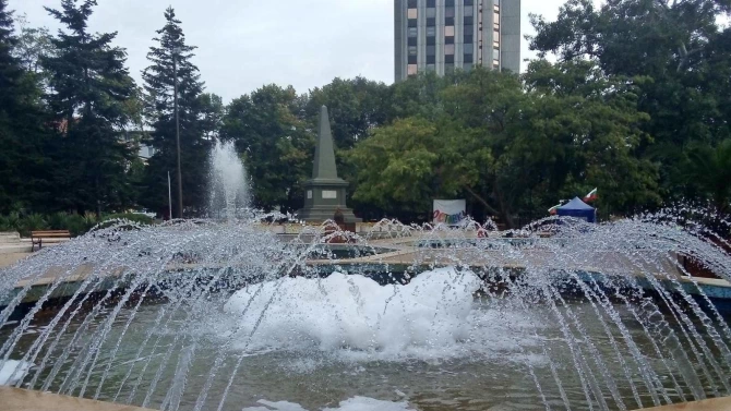 Неизвестни шегаджии са изсипали миещ препарат във фонтана пред Община