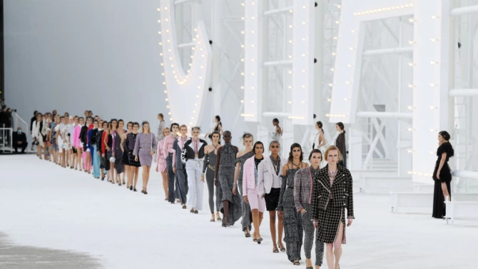 Шанел внесе холивудски блясък на подиума на Седмицата на модата