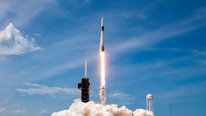 Американската компания СпейсЕкс изстреля ракета носител Фалкон 9 с тринадесетата група
