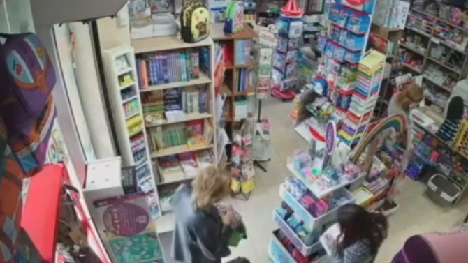 Възрастна жена сви ученически пособия от столична книжарница и то