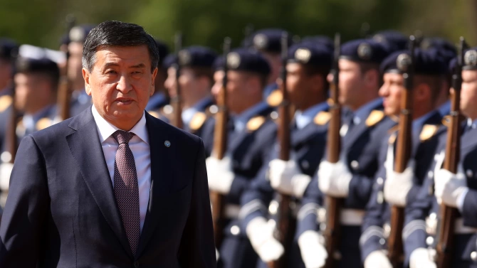 Президентът на Киргизстан Сооронбай Жеенбеков каза че е готов да подаде