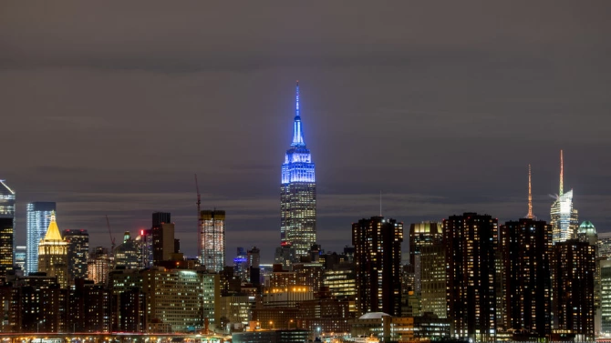 Eмпайър Стейт билдинг в Ню Йорк беше осветена в синьо