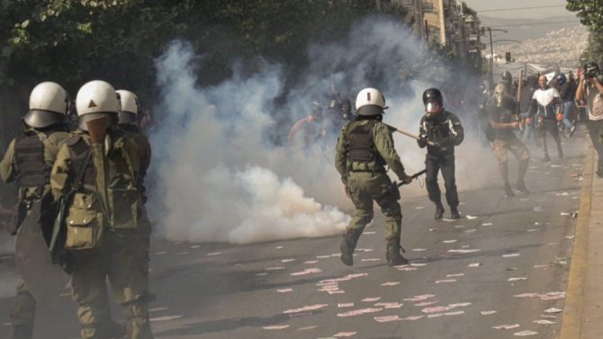 Гръцката полиция отново разпръсна ученическа демонстрация със сълзотворен газ а