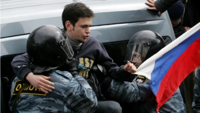 Руската полиция задържа днес десетки демонстранти на протестна проява в