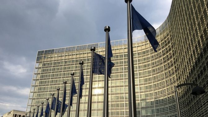  Европейска комисия вкарва спомагателни противоепидемични ограничения 