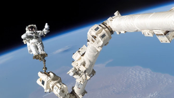 Космонавтите Анатолий Иванишин и Иван Вагнер след кацането на Земята