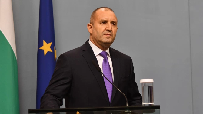 Президентът Румен Радев Румен Георгиев Радев е български военен генерал майор