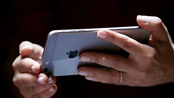 Епъл Apple представи първия си айФон iPhone който може да