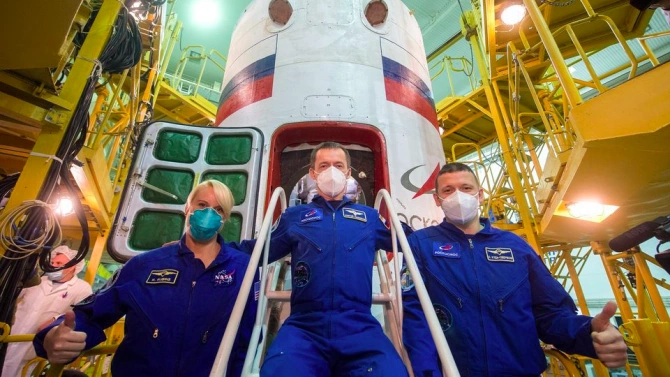 Пилотираният космически кораб Союз МС 17 с трима души на борда