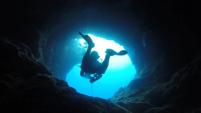 Двама водолази се гмурнаха 120 метра под земята в пещерата