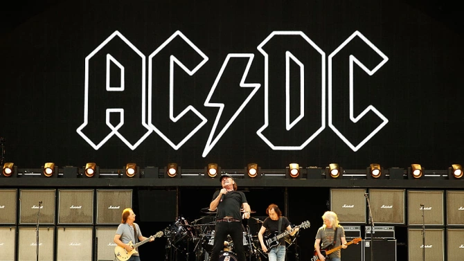 Бившият бас китарист на AC/DC Пол Метърс е починал, съобщават